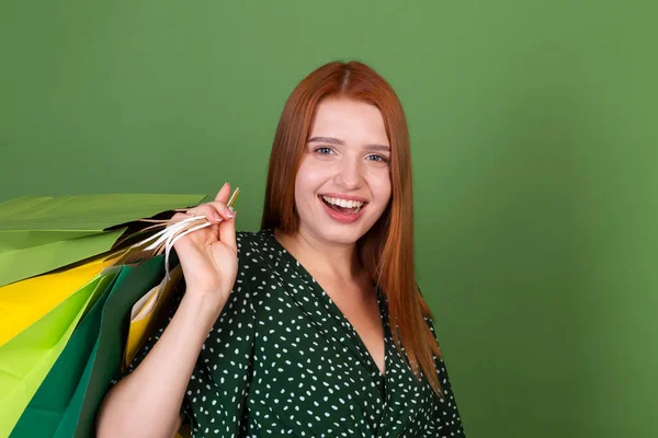 Jovem Mulher Cabelo Vermelho Fundo Verde Com Sacos Compras Feliz — Fotografia de Stock