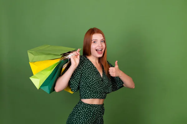 Jovem Mulher Cabelo Vermelho Fundo Verde Com Sacos Compras Alegre — Fotografia de Stock