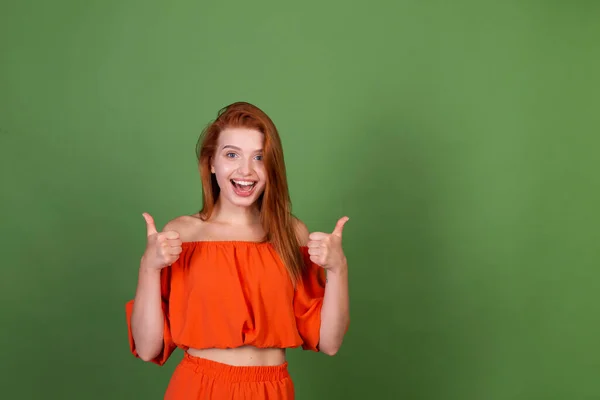 Νεαρή Κοκκινομάλλα Γυναίκα Casual Πορτοκαλί Μπλούζα Πράσινο Φόντο Χαμόγελο Και — Φωτογραφία Αρχείου