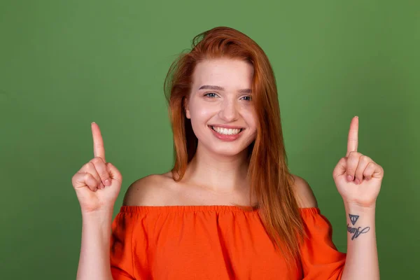 Yeşil Arka Planda Turuncu Bluzlu Genç Kızıl Saçlı Kadın Gülümse — Stok fotoğraf