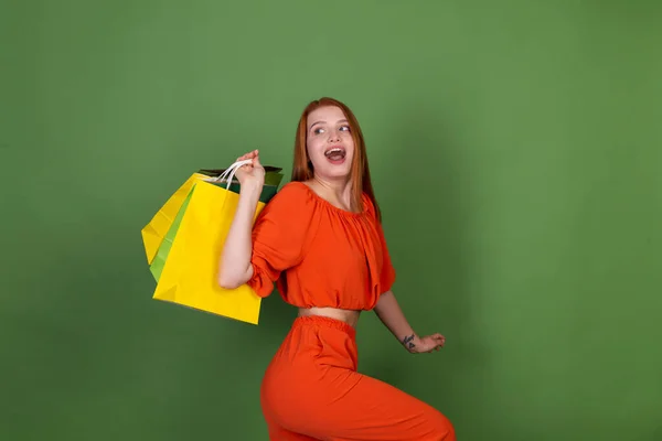 Joven Mujer Pelo Rojo Blusa Naranja Informal Sobre Fondo Verde — Foto de Stock