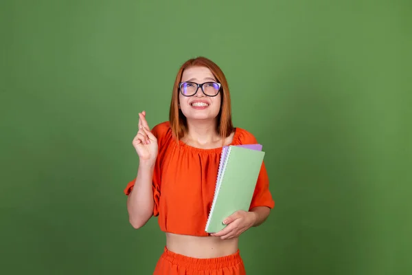 Νεαρή Κοκκινομάλλα Γυναίκα Casual Πορτοκαλί Μπλούζα Και Γυαλιά Στο Πράσινο — Φωτογραφία Αρχείου