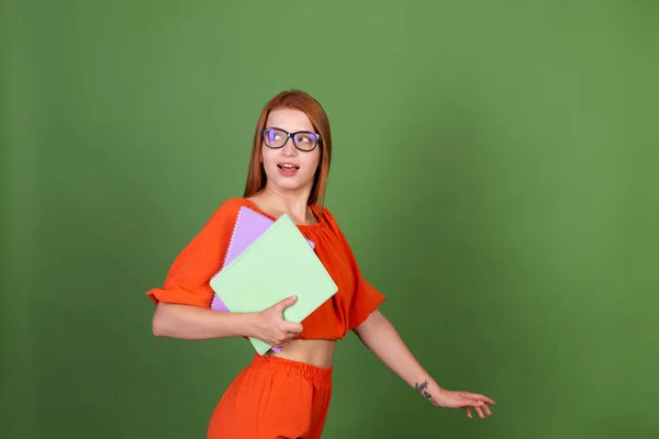 Jovem Mulher Cabelo Vermelho Blusa Laranja Casual Óculos Fundo Verde — Fotografia de Stock