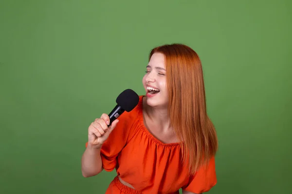 Yeşil Arka Planda Günlük Turuncu Bluzlu Genç Kızıl Saçlı Kadın — Stok fotoğraf