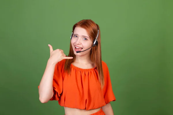 Mujer Pelo Rojo Joven Blusa Naranja Informal Fondo Verde Gerente — Foto de Stock