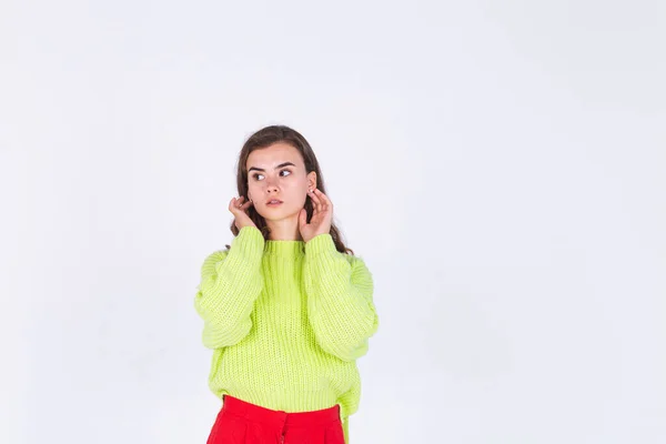 Jovem Mulher Bonita Com Sardas Maquiagem Leve Fundo Branco Posando — Fotografia de Stock