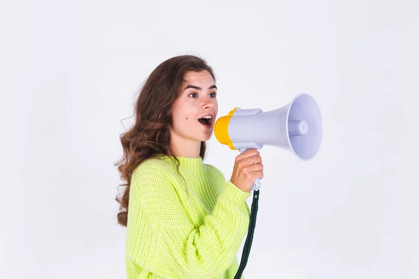 Junge Schöne Frau Mit Sommersprossen Leichtes Make Pullover Auf Weißem — Stockfoto