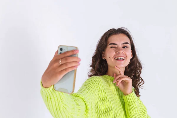 Çilli Hafif Makyajlı Beyaz Arka Planda Cep Telefonlu Genç Güzel — Stok fotoğraf