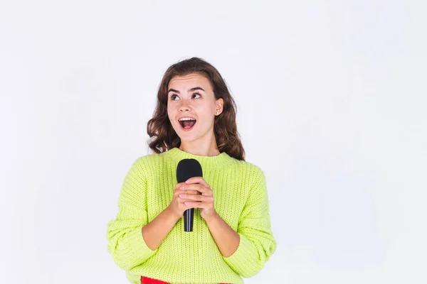 Junge Schöne Frau Mit Sommersprossen Leichtes Make Pullover Auf Weißem — Stockfoto