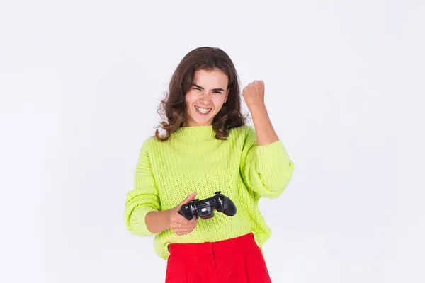 배경에 스웨터를 조이스틱 비디오 게임을 주근깨가벼운 화장을 아름다운 — 스톡 사진