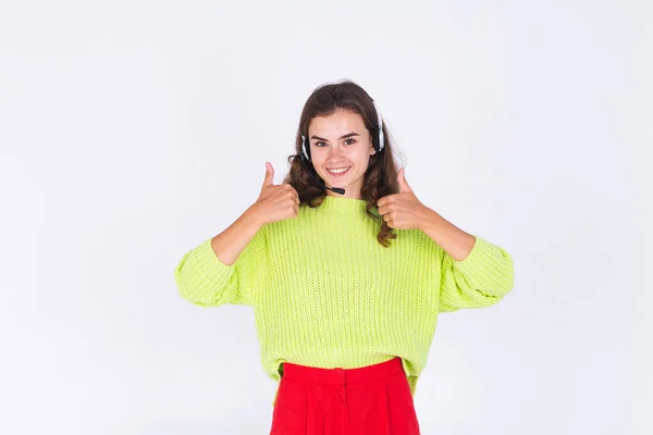 Giovane Bella Donna Con Lentiggini Trucco Leggero Maglione Sfondo Bianco — Foto Stock