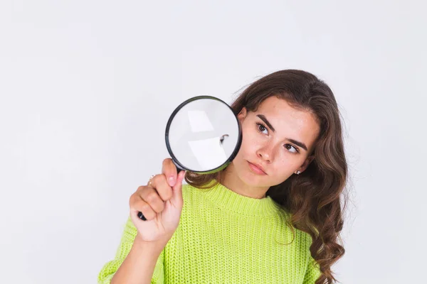 Junge Schöne Frau Mit Sommersprossen Leichtes Make Pullover Auf Weißem — Stockfoto