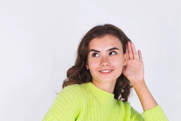 Junge Schöne Frau Mit Sommersprossen Leichtes Make Pullover Auf Weißem — Stockfoto