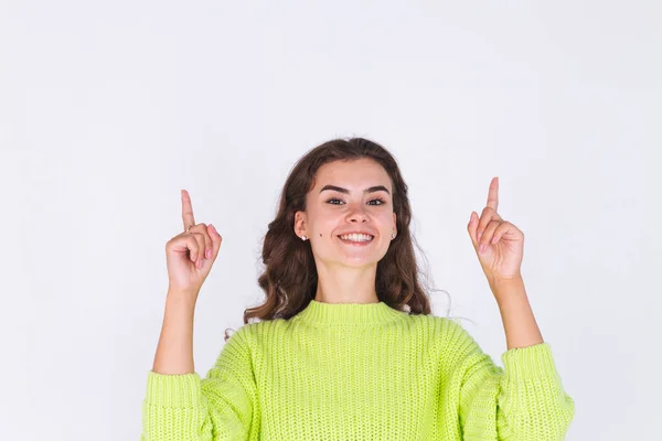 Jovem Mulher Bonita Com Sardas Maquiagem Leve Suéter Fundo Branco — Fotografia de Stock