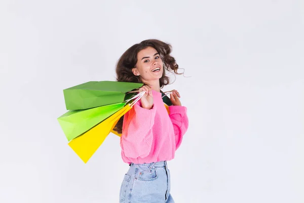 Çilli Hafif Makyajlı Genç Bir Kadın Beyaz Arka Planda Alışveriş — Stok fotoğraf