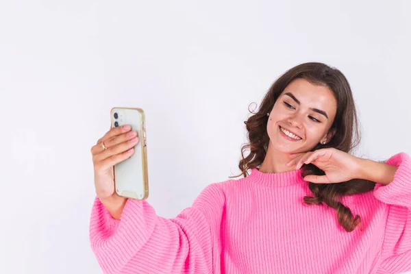 Giovane Bella Donna Con Lentiggini Trucco Leggero Maglione Sfondo Bianco — Foto Stock