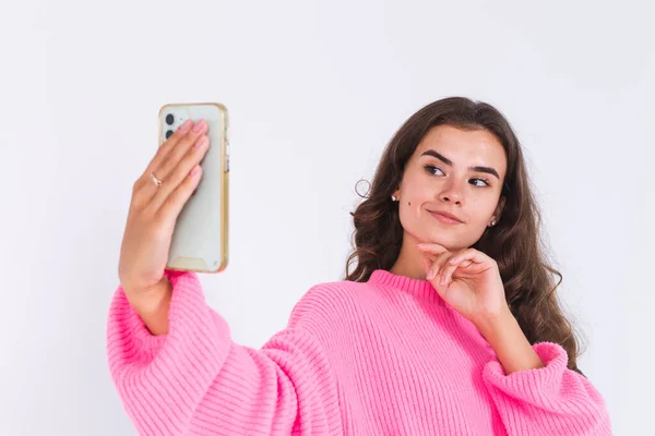 Çilli Hafif Makyajlı Beyaz Arka Planda Cep Telefonlu Genç Güzel — Stok fotoğraf