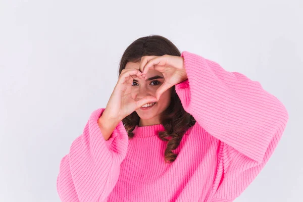 Jovem Mulher Bonita Com Sardas Maquiagem Leve Suéter Fundo Branco — Fotografia de Stock