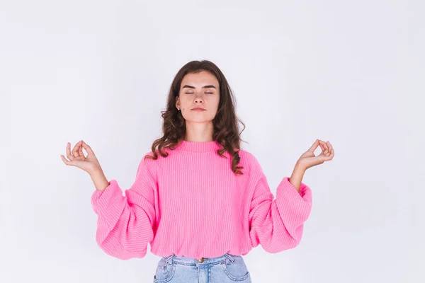 Mladá Krásná Žena Pihami Lehké Make Svetru Bílém Pozadí Meditovat — Stock fotografie