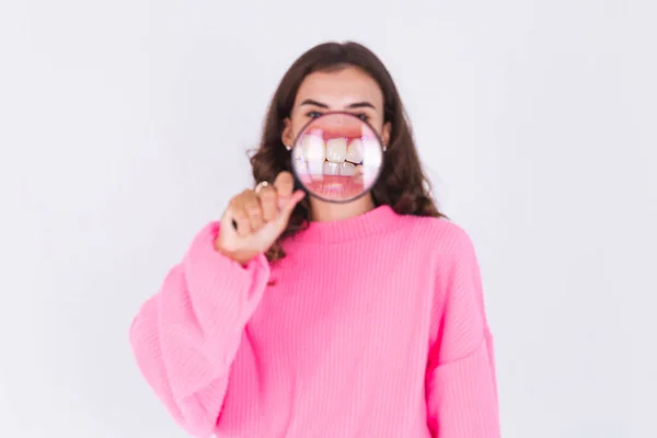 Jovem Mulher Bonita Com Sardas Maquiagem Leve Suéter Fundo Branco — Fotografia de Stock