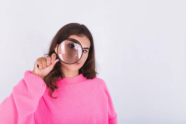 Jovem Mulher Bonita Com Sardas Maquiagem Leve Suéter Fundo Branco — Fotografia de Stock