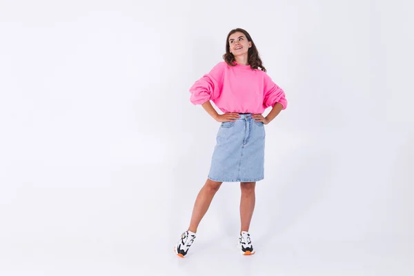 Jonge Mooie Vrouw Met Sproeten Lichte Make Roze Trui Jeans — Stockfoto