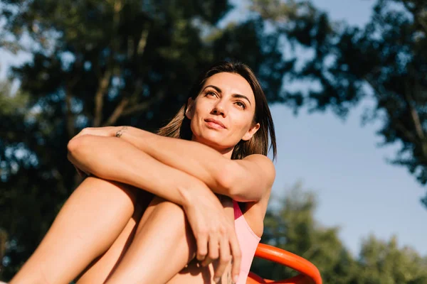 Mujer Deportiva Ropa Deportiva Adecuada Atardecer Campo Deportes Aire Libre — Foto de Stock