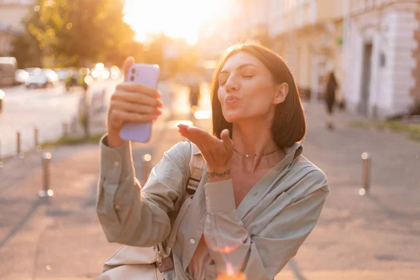 Mulher Livre Verão Pôr Sol Tempo Com Telefone Celular Sorriso — Fotografia de Stock