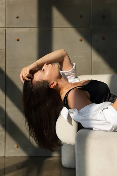 Mujer Bastante Joven Con Gran Pecho Posando Silla Blanca Estudio —  Fotos de Stock