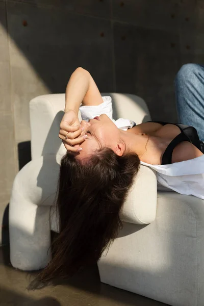 Mulher Bonita Com Peito Grande Posando Cadeira Branca Estúdio Parede — Fotografia de Stock