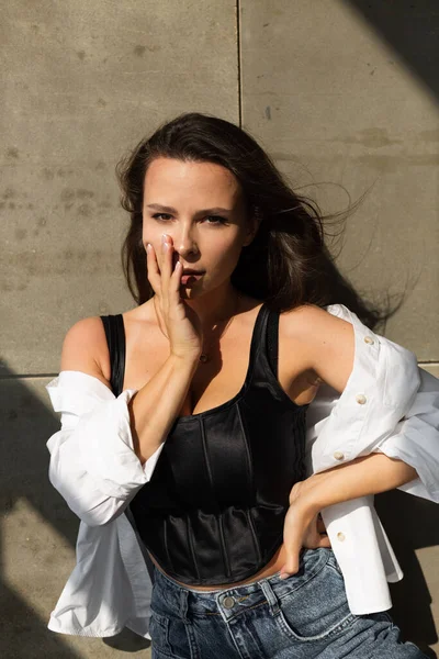 Mujer Bastante Joven Con Gran Pecho Posando Estudio Por Pared —  Fotos de Stock