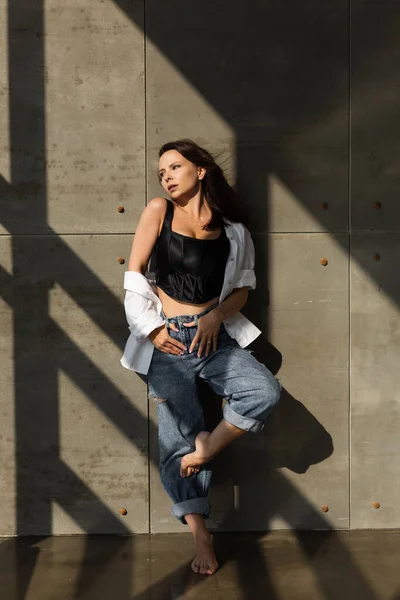 Mujer Bastante Joven Con Gran Pecho Posando Estudio Por Pared — Foto de Stock