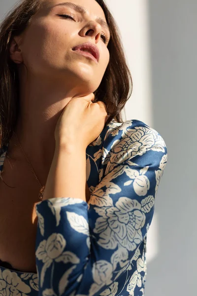 Mulher Muito Jovem Com Grande Mama Posando Estúdio Vestindo Vestido — Fotografia de Stock