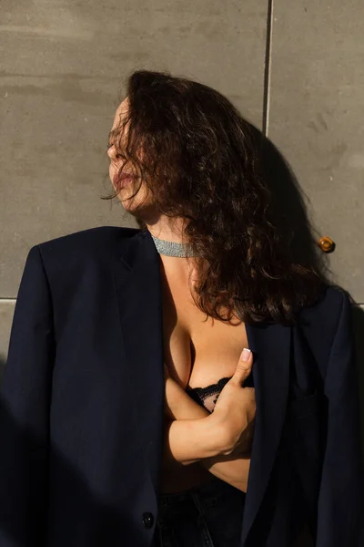 Mujer Joven Bonita Con Pelo Mojado Posando Estudio Vistiendo Chaqueta — Foto de Stock