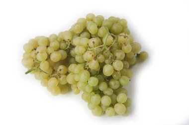 Beyaz arka planda izole edilmiş iki olgun yeşil üzüm. Sağlıklı meyve