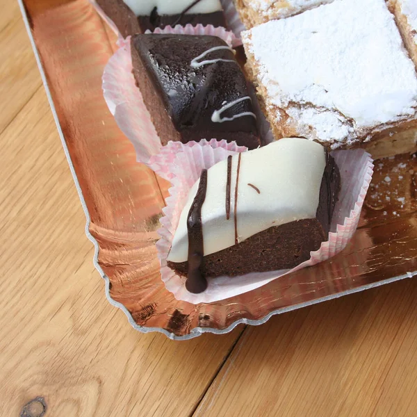 Sbuffi Panna Altri Dolci Sul Tavolo Legno Pasticceria Diversa — Foto Stock