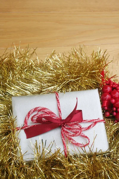 Χρυσό Χριστουγεννιάτικο Κουτί Δώρου Κόκκινες Διακοσμήσεις Ξύλινο Τραπέζι — Φωτογραφία Αρχείου