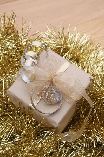 Zlatá Vánoční Dárková Krabice Dřevěném Stole — Stock fotografie