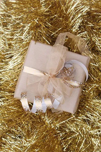 Zlatá Vánoční Dárková Krabice Dřevěném Stole — Stock fotografie