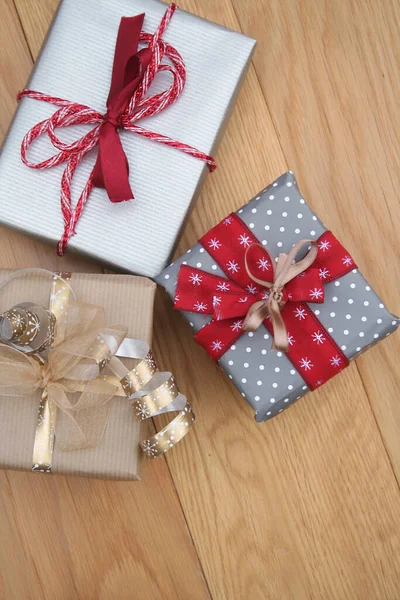 木制桌子上的银 褐色圣诞礼品盒 — 图库照片
