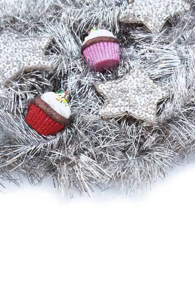 Vánoční Dekorace Tvaru Hvězd Cupcakes Stříbrné Girlandy Izolované Bílém Pozadí — Stock fotografie