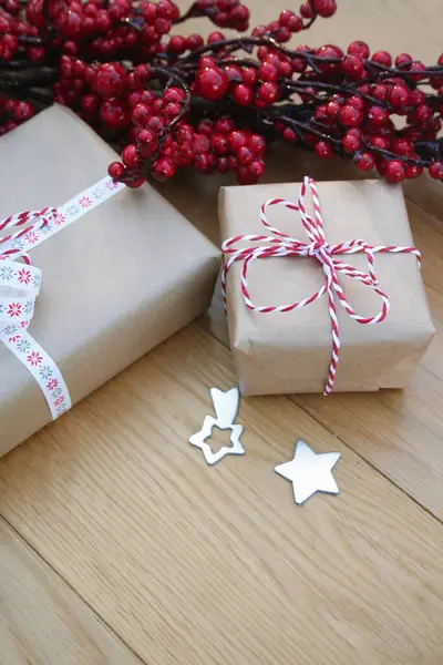 Χριστουγεννιάτικο Φόντο Δώρα Και Διακόσμηση Ξύλινο Τραπέζι — Φωτογραφία Αρχείου