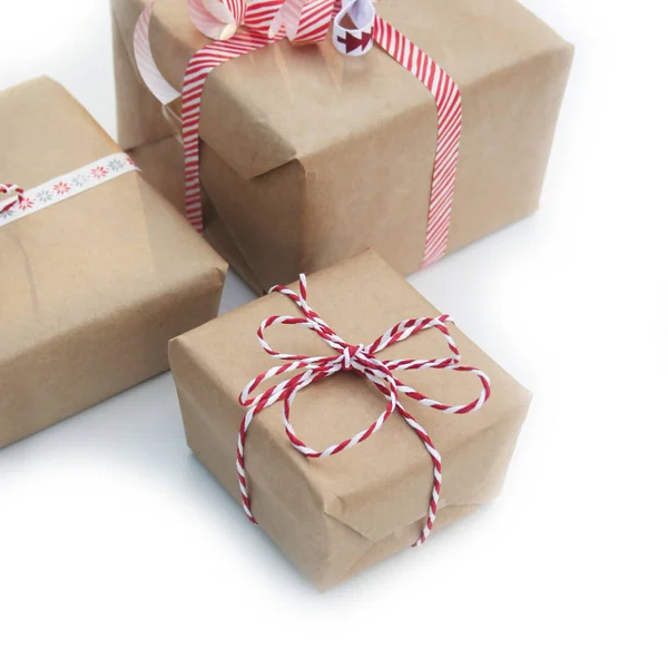 圣诞节的背景白色背景上的礼品盒和装饰 — 图库照片