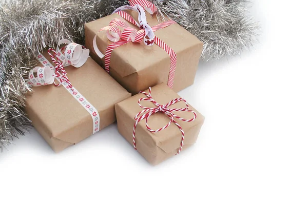 Χριστουγεννιάτικο Φόντο Κουτιά Δώρων Και Διακόσμηση Λευκό Φόντο — Φωτογραφία Αρχείου