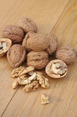 Ahşap arka planda tam ve kırılmış cevizler..