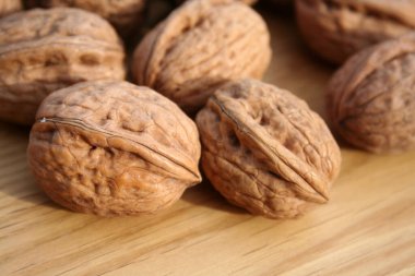 Ahşap arka planda tam ceviz.