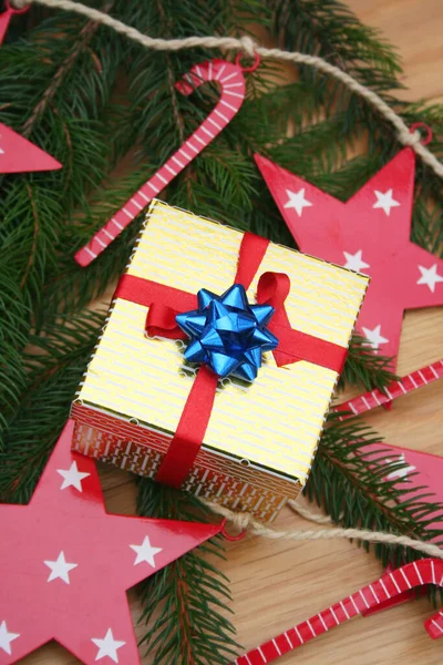 Χρυσό Κουτί Δώρου Για Χριστούγεννα Πράσινα Κλαδιά Πεύκου Και Στολίδια — Φωτογραφία Αρχείου
