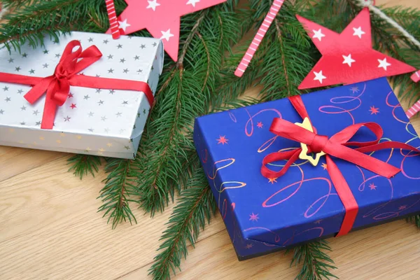 Stříbrné Modré Dárkové Krabice Vánocům Zelených Borovicových Větvích Ozdoby Červené — Stock fotografie