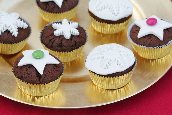 Cupcakes Chocolate Escuro Com Decorações Pasta Açúcar Branco Uma Chapa — Fotografia de Stock