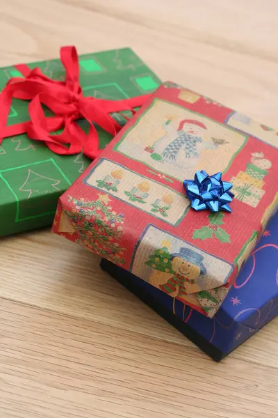 木制背景的绿色 蓝色和红色圣诞礼品盒 — 图库照片